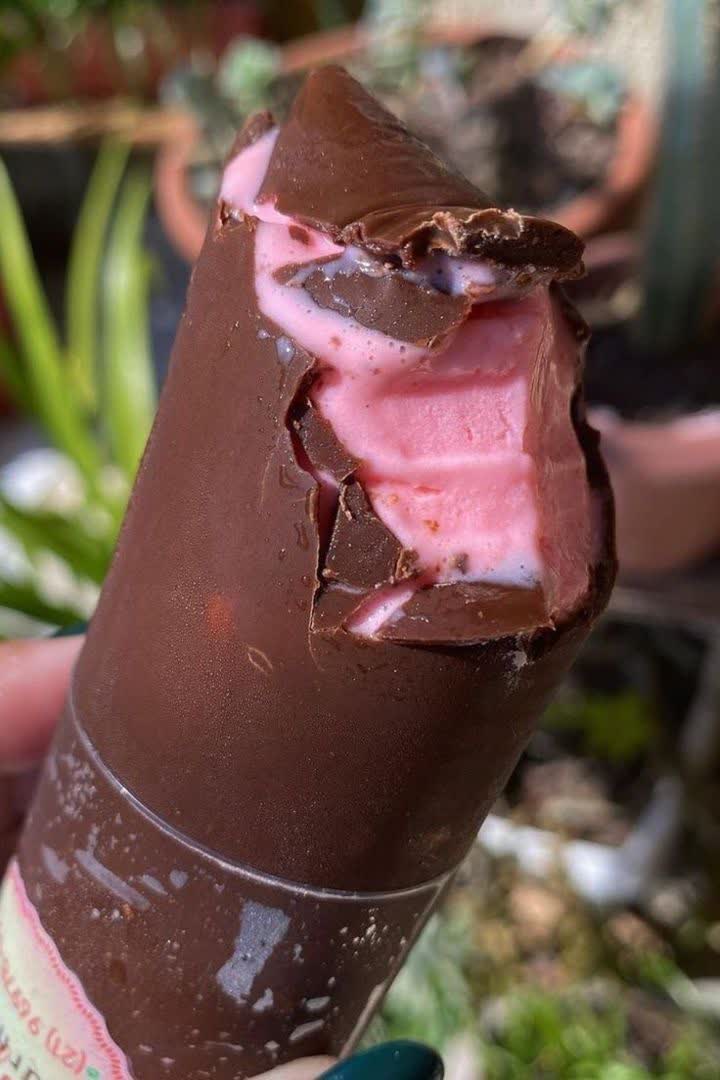 Geladinho gourmet de Morango com chocolate